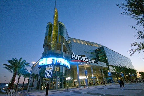 Amway Center - jogo de basquete em Orlando em família