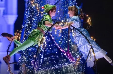 Peter Pan e Wendy agora voam na parada noturna Disney Starlight do Magic Kingdom